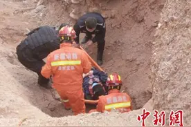 男子徒步跌落山沟受伤 消防及时营救脱险图片