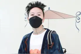 道明童！窦靖童戴墨镜秒变“凤梨头”造型太惹眼图片