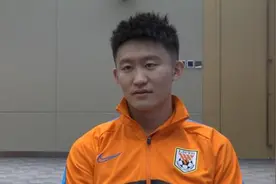 王彤专访：比赛要和外援多交流 无论踢什么位置都会全力以赴图片