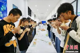 探访柳州螺蛳粉辅修班 第一堂课就是“嗦粉”图片