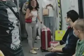 女子地铁内扔瓜子壳，还用英文回怼劝阻者！网友：满口塑料味儿图片