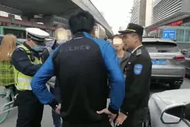 后车鸣笛催促引发双方争吵 导致交通拥堵半小时图片