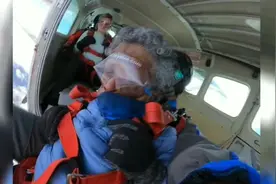 美国一位老人完成1万英尺高空跳伞为自己102岁生日庆生图片