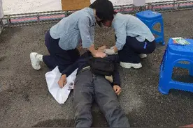 ​武义街头有人晕倒，两位小姐姐跪地救人，没想到她们还是援鄂英雄图片