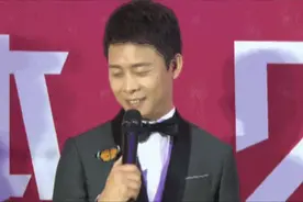 真正“招蜂引蝶”的男人！张译领结上飞来真蝴蝶的神奇一幕上热搜图片