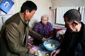 62秒｜德州好女婿刘占山多年照顾瘫痪岳父母，孝心善举感动无数人图片