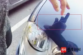 宠物狗在别人新车前撒尿引纠纷，女子怀恨在心竟偷偷划车图片