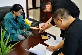 冰点人物：没有户口的24年图片