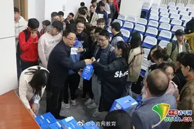 高校给400余大四学生每人发一箱酸奶图片