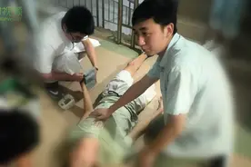 椰视频 |“谢谢老师，救我一命”，海南大一男生晕倒 老师2分钟赶来施救图片