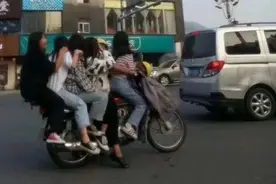 广东清远一摩的司机开无牌摩托载5名女孩！警方：罚1600元记26分图片