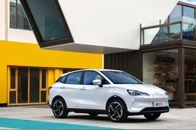 续航401km 哪吒V 5.99万元起上市图片