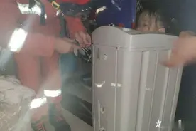 揪心！九江四岁女孩被卡甩干机滚筒里，只剩头可以动图片