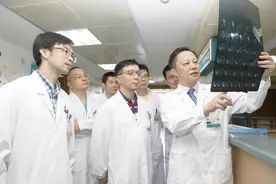 解开肝癌“密码”，人民军医沈锋获何梁何利奖，为上海医药领域唯一获奖者图片