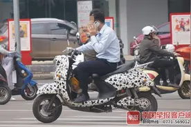 在路上骑车还不忘玩手机，电驴“低头族”可千万悠着点图片