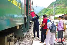 “小慢车”行驶在中国快速发展的大山里图片