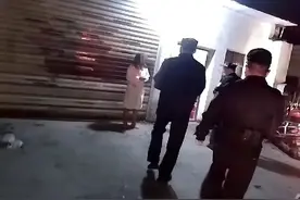凌晨3点，窗外突然传来孩子哭声：一位小男孩站着淋雨，身上还插着针管图片