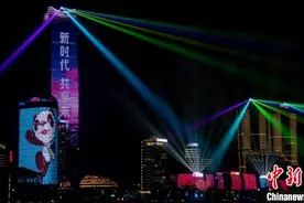 不夜城上海闪耀光影秀迎接进博会图片