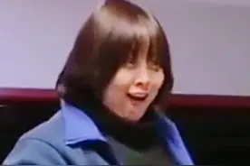 兵哥哥偷偷回家探亲，妈妈惊喜成表情包，回过神后激动到大哭图片