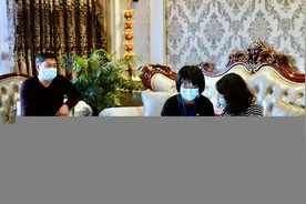 人口普查员忙碌的一天 打“时间差”挨家挨户上门登记图片