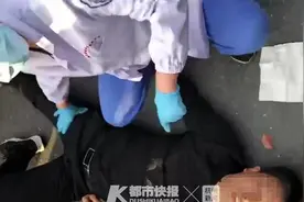 四季青街头发生惨痛一幕，男子跨栏过马路摔跤晕倒图片