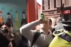 英民众街头饮酒狂欢“迎接”二次封锁 人挤人还围着警察跳舞尖叫视频封面