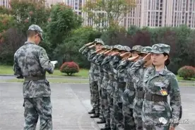 男兵和女兵同台竞技，谁更优秀？图片