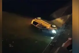 呼和浩特一轿车冲进河道2人身亡，坠河前路口停留一分钟视频封面