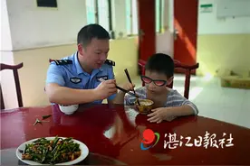 熊娃独自乘船过海 民警群众接力相助图片