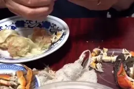 神仙爱情！奶奶吃的螃蟹都是爷爷亲手剥的，网友：原来有的螃蟹是没有壳的图片
