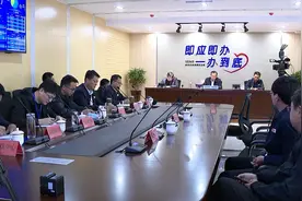 潍坊青州市委书记韩幸福现场接听12345热线图片