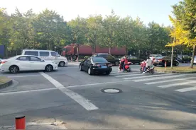 嘉闵高架开下来限速40公里，为啥也装电子警察？代表为这危险的人行横道寻策图片