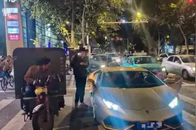 环卫工骑车撞坏兰博基尼主动担责，车主：免赔视频封面