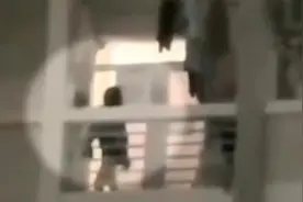 高校女生回应深夜在宿舍阳台热舞引男生围观：练习跳舞动作视频封面