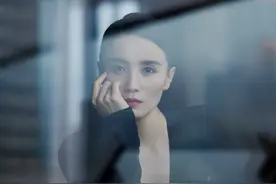 双面娇娃！宋佳完美hold住红黑美裙 大秀曼妙身姿图片