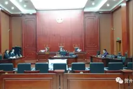 因坐垫有剩饭，继母用木棍把8岁女童打到没有呼吸！面对法官她还在狡辩图片