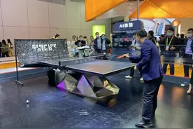 直击进博会｜欧姆龙、高通摆出同款乒乓球机器人 各有技术亮点 免于撞型尴尬图片