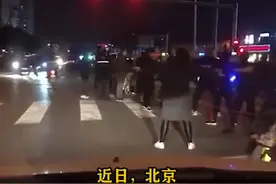 豪横大妈霸占马路跳广场舞，车辆绕道避让，网友：撞上谁负责？图片
