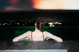粉墨带妆接触熊猫惹众怒，无脑粉失智发言让路人逆反，是真粉丝？图片