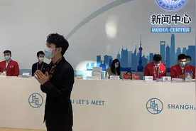 李佳琦现身进博会新闻中心，邀乐队演奏了一曲《茉莉花》图片