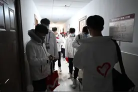 这些大学女生为何凌晨4点就起床化妆赶往虹桥？揭秘“小叶子”紧张忙碌的一天图片