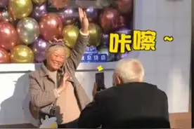 又相信爱情了！老爷爷下蹲20分钟给奶奶拍照图片