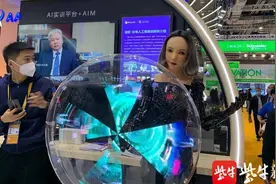 带您逛进博会｜会说话的机器人、“分果果”机器人、“读心”教练机器人……这些展品互动感十足图片