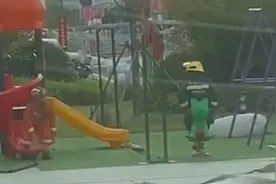 消防员滑滑梯上瘾，队友拍到欢乐一幕，网友：谁还不是个孩子图片