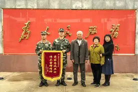 七旬老人突然瘫倒，武警官兵伸手救助图片