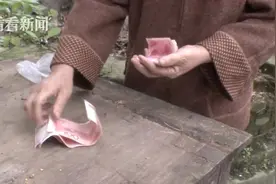 拾荒大姐捡到钱苦等失主7天：不是我的我不乱来图片