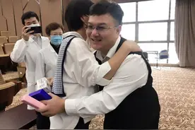 等候7个月，跨越上千公里“赴约”杭州，34岁的新冠康复者：我要为你们吹首萨克斯曲图片