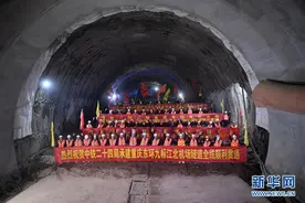 重庆首座下穿机场铁路隧道贯通图片