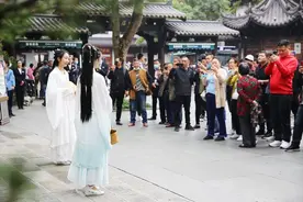 雷峰塔景区有了新玩法：“白娘子”“小青”把传说故事演给你看图片