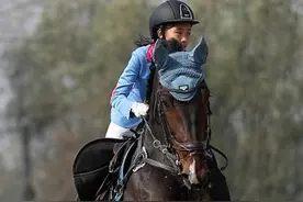 南京首届马术比赛嘉年华火热举办 骑手驰骋赛场展英姿图片